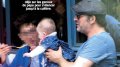 Papa d'une petite Jeanne, Jean Dujardin gêné par le cadeau de naissance dans C à Vous (Vidéo)
