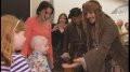 Johnny Depp en pirate rend visite aux enfants malades (vidéo)