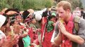 Le Prince Harry se rend aux côtés des réfu­giés, au Népal (photos)