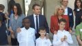 Brigitte Macron compli­men­tée sur son style par des enfants (photo)