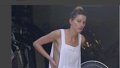 Amber Heard dévoile sa poitrine sous sa robe échancrée (photos)