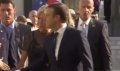 Emma­nuel Macron, découvrez sa réac­tion quand on offre une crème anti-âge à Brigitte Macron (vidéo)