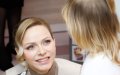 Charlène de Monaco oublie le protocole et s'assoit en « tailleur sur le sol » pour les enfants ! 