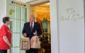 Donald Trump humilié par les critiques ? Sa réponse cinglante avec un sac de burgers pour prouver ses promesses !