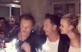 Johnny Hallyday épaulé par David et Laeticia pour son 74 ème anniversaire (vidéo)