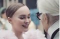 Lily-Rose Depp affiche sa complicité avec Karl Lagerfeld à la Fashion week (photo)