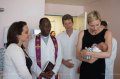 Charlène de Monaco à la rencontre des bébés à l'hôpital (photos)