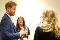 Kate Midd­le­ton enceinte de son troisième enfant. L'étrange réaction du prince Harry (vidéo)
