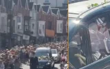 Le cercueil de Bonnie Tyler apparaît, la foule se met à chanter « Total Eclipse of the Heart »