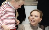 Charlène de Monaco en mère Noël : la princesse « magnifique » illumine la crèche de la Croix-Rouge