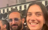 Cyril Hanouna et Shana Loustau : à Saint-Tropez, ils posent désormais ensemble avec des fans
