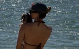 Geste tendre dans l'eau et décors de rêve : Iris Mittenaere et Antoine Dupont roucoulent au bassin d'Arcachon !