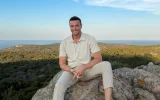 Jordan Bardella en vacances : son choix d'une chanson d'amour intrigue depuis qu'il assume Maria Carolina