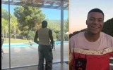 Kylian Mbappé pose devant une piscine, Ethan lui vole la vedette avec seulement deux mots