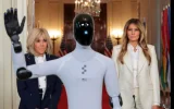 Melania Trump arrive avec un robot : Brigitte Macron stupéfaite