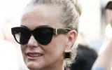 Des messages romantiques… mais pour ses amis ! Le double jeu troublant de Laeticia Hallyday en Grèce, loin de Serge Varsano