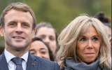Le rituel à bord de l'avion d'Emmanuel et Brigitte Macron fait jaser