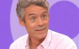 Yann Barthès loin de Quotidien : pourquoi ses vacances restent introuvables