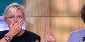 Anne-Elisabeth Lemoine : son tatouage pour la vie à l'annulaire gauche 