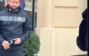 Cyril Hanouna en Ferrari à Paris après sa sortie avec Tiphaine Auzière