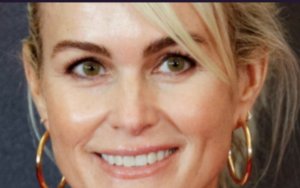 Délaissée par Frédéric, Laeticia Hallyday trouve refuge dans une maison meublée à Venice Beach avec Serge 