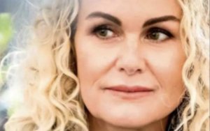 « On ne lui pardonne rien », : Laeticia Hallyday attaquée après sa soirée remarquée avec Serge Varsano