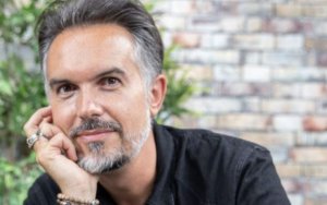 Maxime Chattam métamorphosé ! L'écrivain révèle les dessous de sa rupture avec Faustine Bollaert 