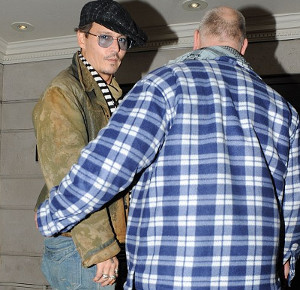 Johnny Depp bourré à l'avant-première de son film à Londres ? (photos)