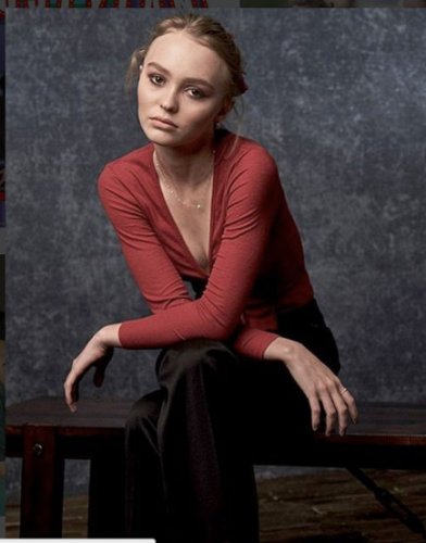 Lily-Rose Depp, son hommage aux victimes des attentats critiqué : Elle réplique à ses détracteurs (photos)