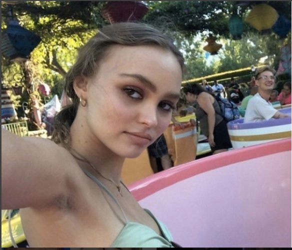 Lily-Rose Depp cigarette au bec. Une pâle copie de sa maman ?