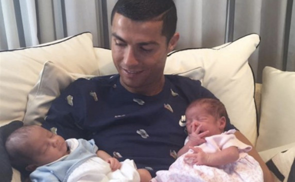 Cristiano Ronaldo papa de jumeaux - pourquoi a-t-il attendu plusieurs semaines pour les voir ?