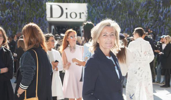 Claire Chazal, une apparition discrète au défilé Dior (vidéo)