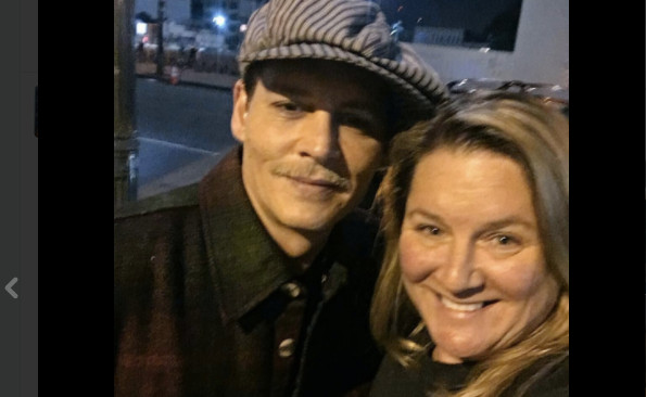 Johnny Depp retrouve le sourire grâce à Lucy Boynton ? (photos)