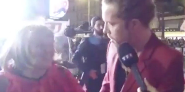Julien Doré aux bras d'une inconnue aux NRJ Music Awards 2017 (vidéo)