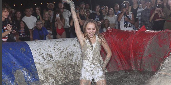 Lily-Rose Depp se lâche dans un combat de boue (photo)