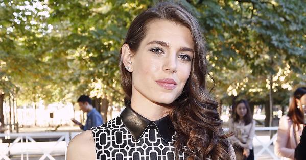 Charlotte Casiraghi, la compagne de Gad Elmaleh « une pause cigarette » à Paris (photo)