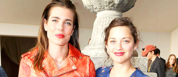 Charlotte Casiraghi accueillie en fanfarre par Marion Cotillard (photos)