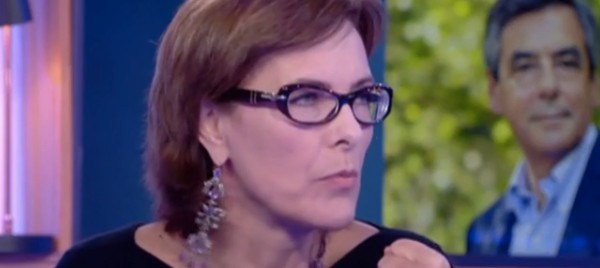 Carole Bouquet s'affiche en pyjama lors d'une sortie publique
