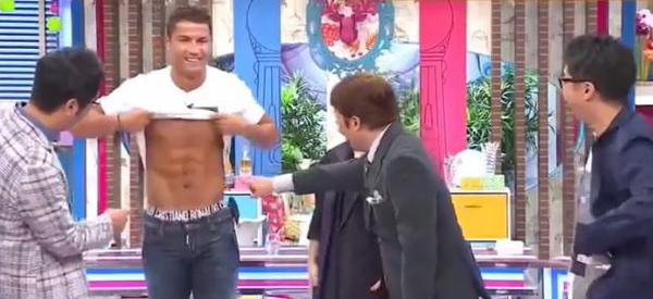 Cristiano Ronaldo impressionne avec ses abdos au Japon (vidéo)