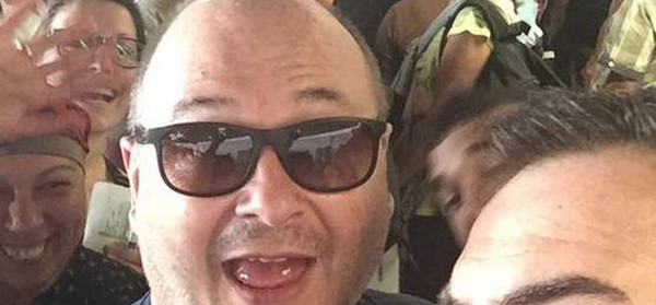Bloqué à l'aéroport, Cauet charge Corsair (photo)