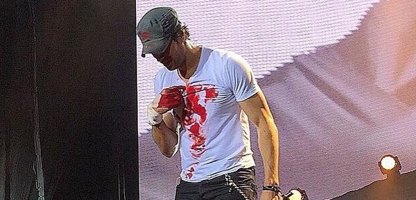 Enrique Iglesias finit son concert en sang (vidéo)