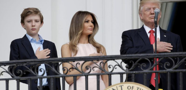 Melania Trump rappelle à l'ordre son mari durant l'hymne américain (vidéo)
