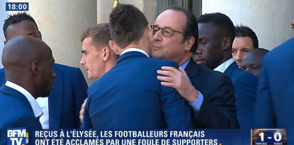 Pourquoi François Hollande n'a embrassé que Laurent Koscielny ?