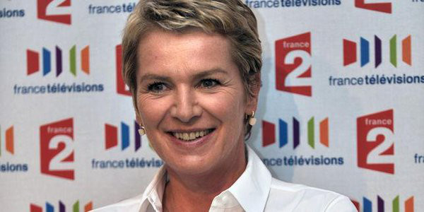 Elise Lucet enfin de retour sur France 2 après sa blessure au genou