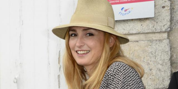 Julie Gayet s'en prend à un paparazzi (vidéo)