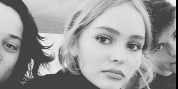 Lily-Rose Depp, c'est l'éclate à Disneyland (photo)