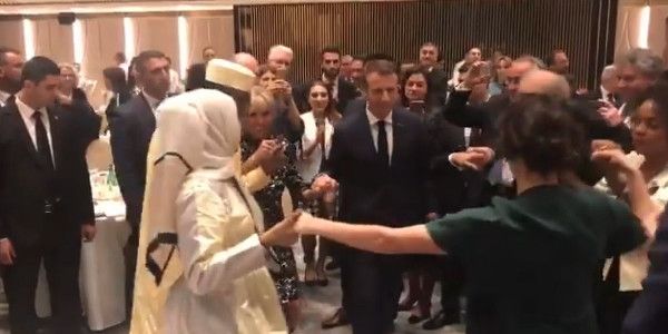 Brigitte et Emmanuel Macron, risées de la toile après une curieuse danse (Vidéo)