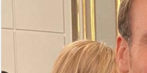 Brigitte Macron, l'air perdu à l'Élysée, pensive, la photo qui en dit long
