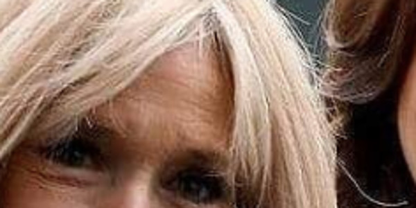 Brigitte Macron, dos bloqué, ridiculisée en public, blague qui ne passe pas