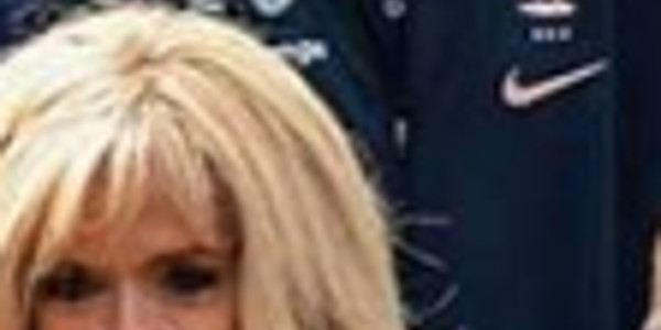 Brigitte Macron, embarras, malaise, « étrange » face à face avec Nikos Aliagas